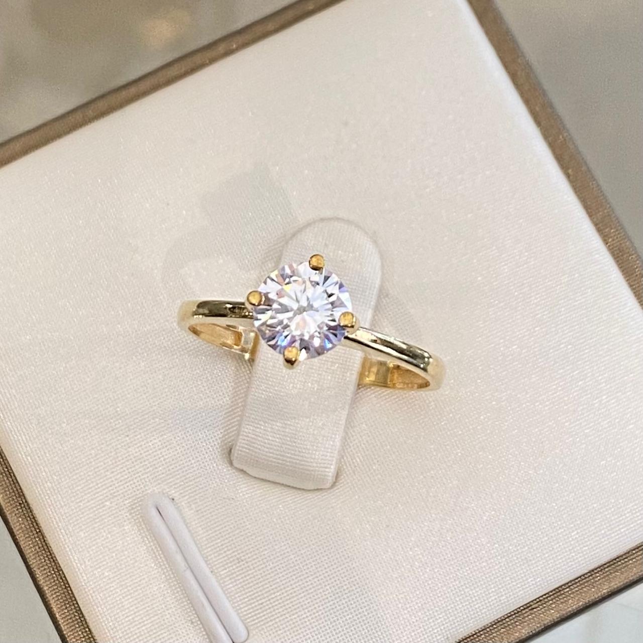 Anillo de Compromiso Solitario Clásico en Oro 18K