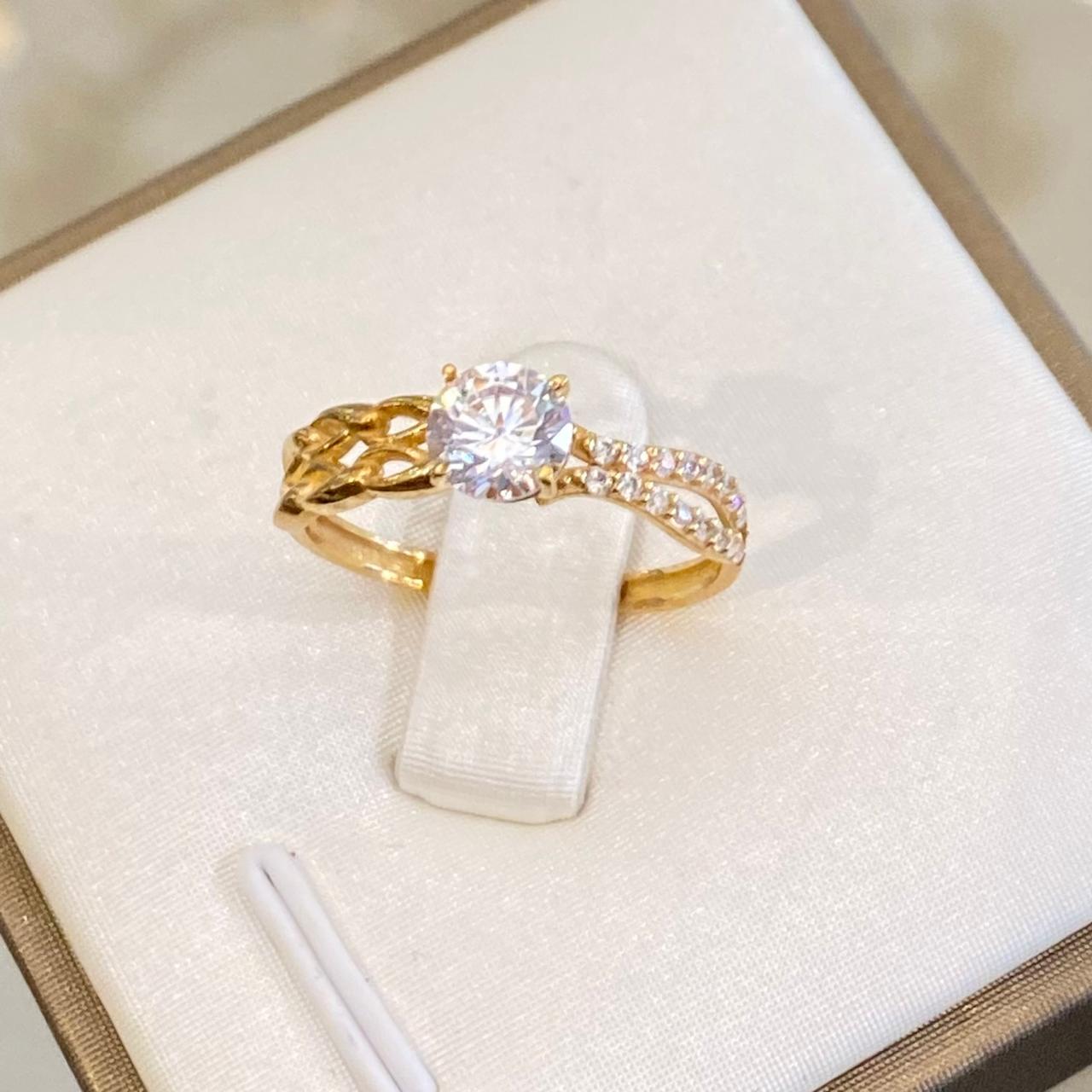 Anillo de Compromiso Trenzado Asimétrico en Oro 18K