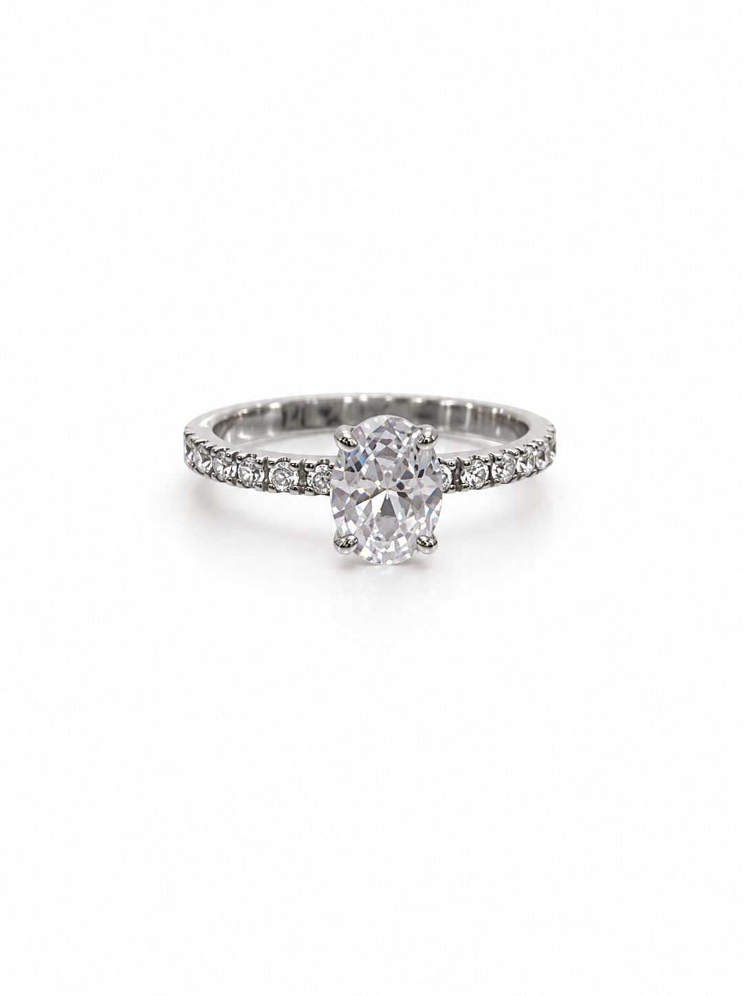 Anillo de compromiso oval de oro blanco 18k