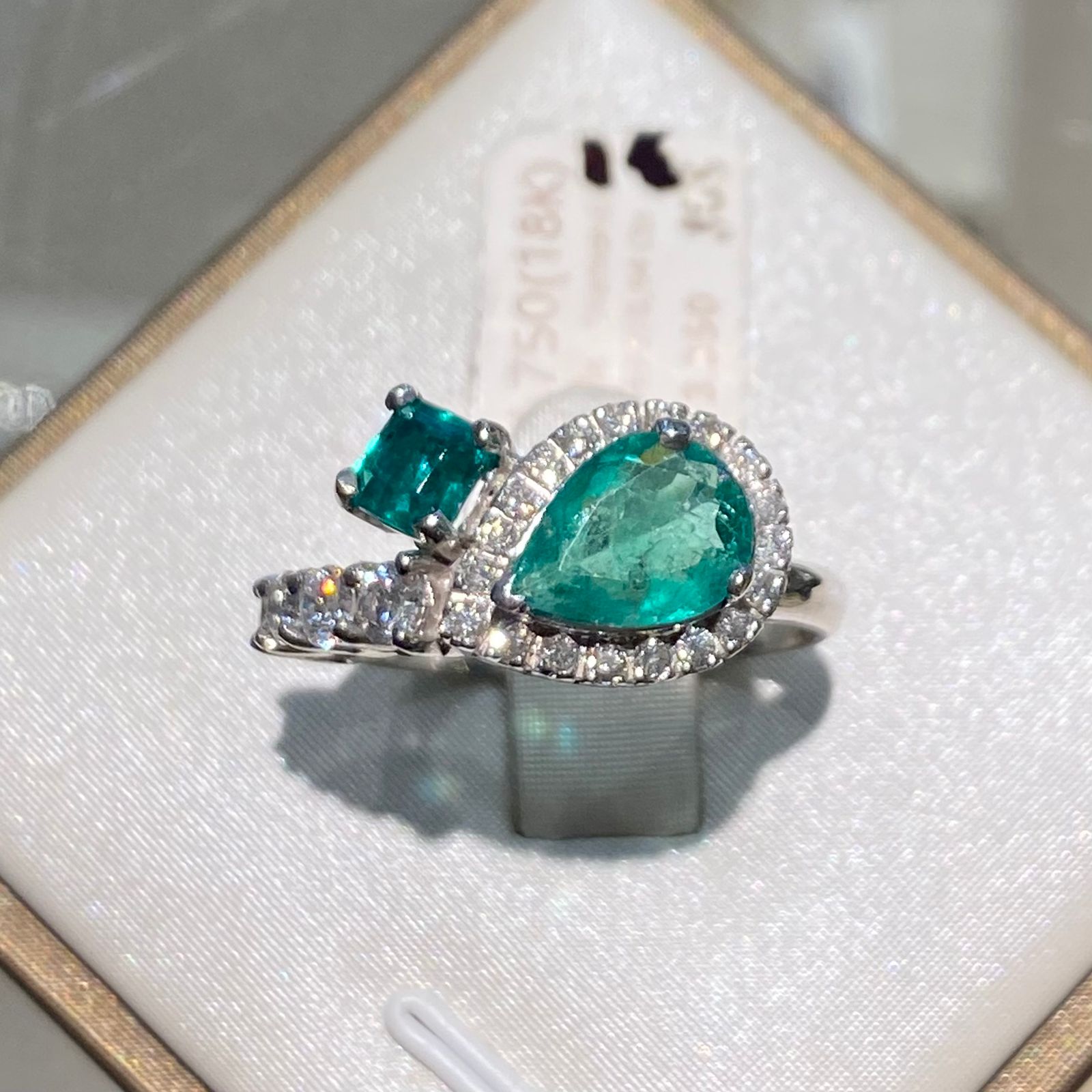 Anillo de Oro Blanco 18K con Esmeraldas Naturales y Diamantes