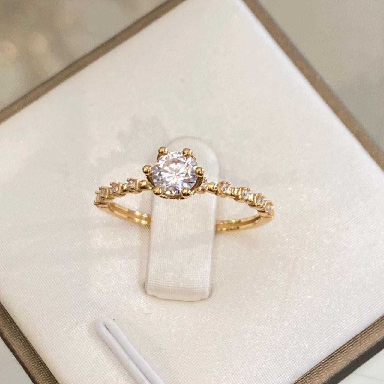 Anillo de Compromiso Clásico Pavé en Oro 18K
