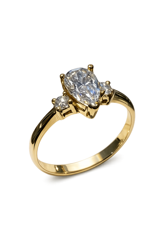 Anillo de compromiso en oro amarillo 18K con moissanita certificada.