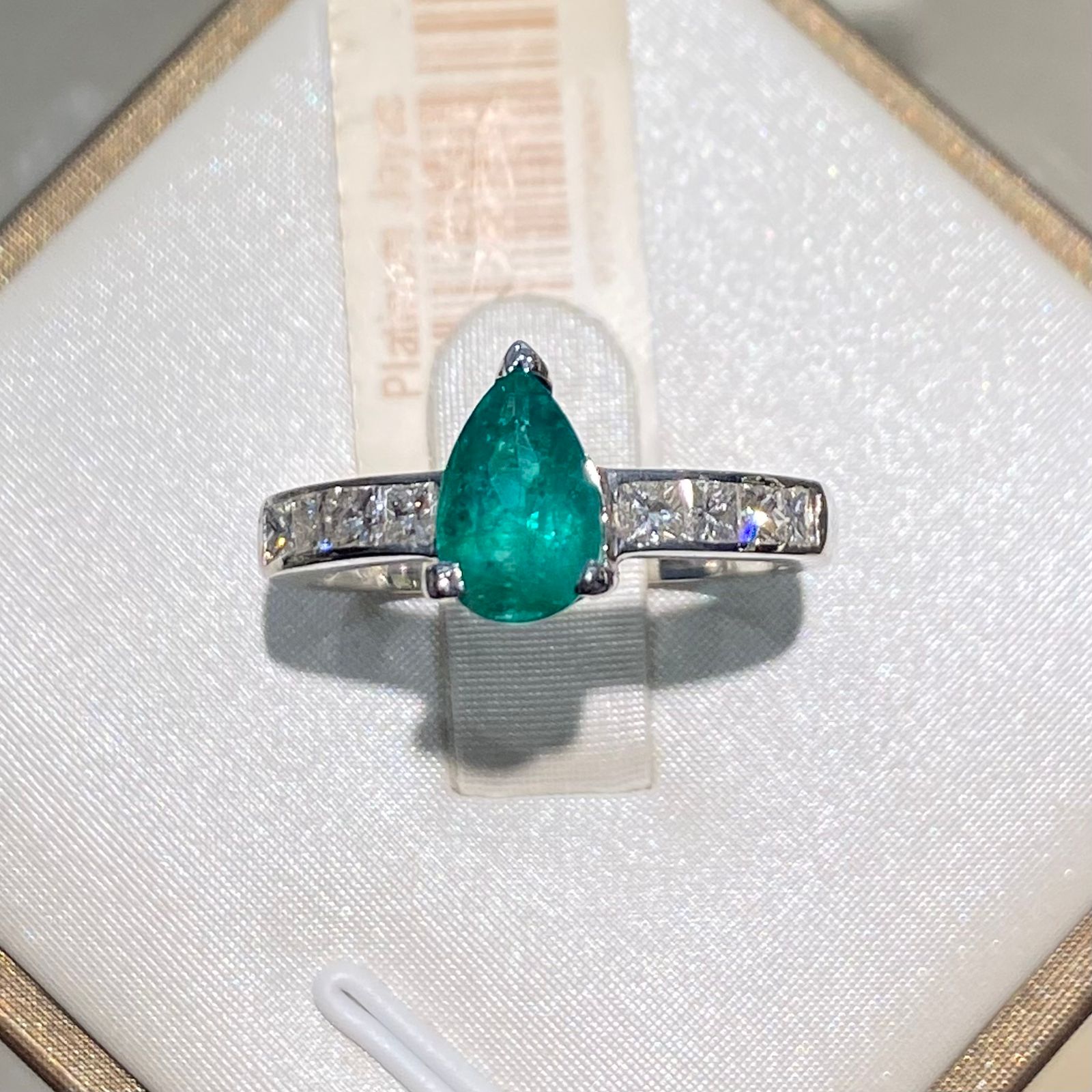 Anillo de Oro Blanco 18K con Esmeralda Natural Corte Pera y Diamantes Princesa