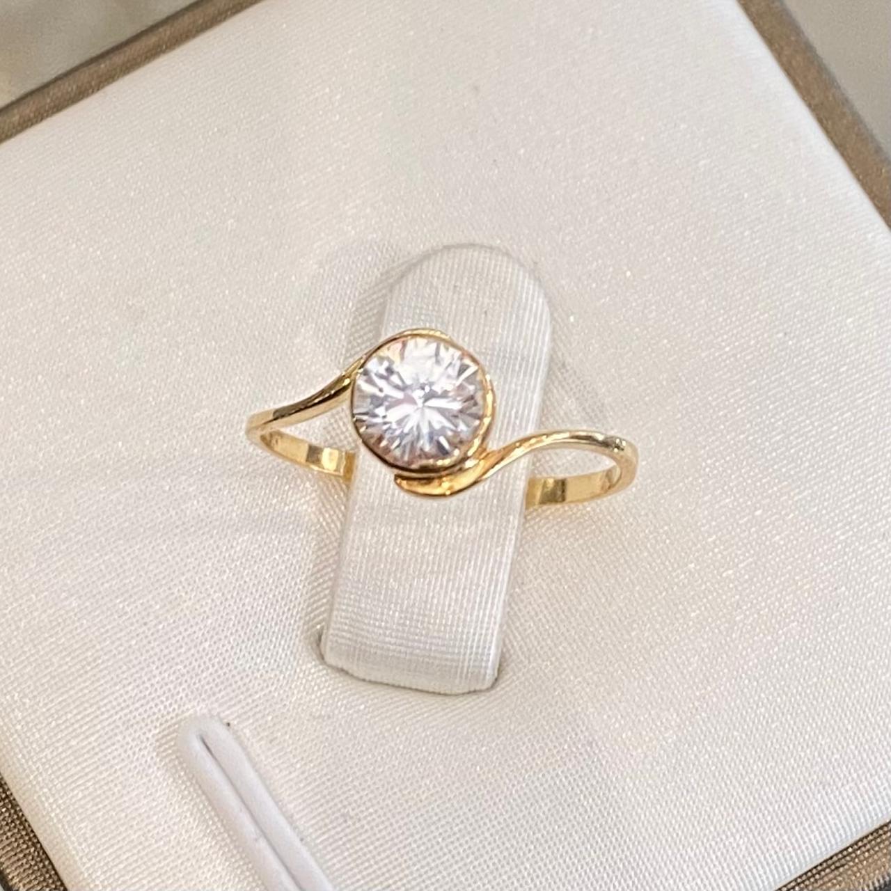 Anillo de Compromiso Halo Moderno en Oro 18K