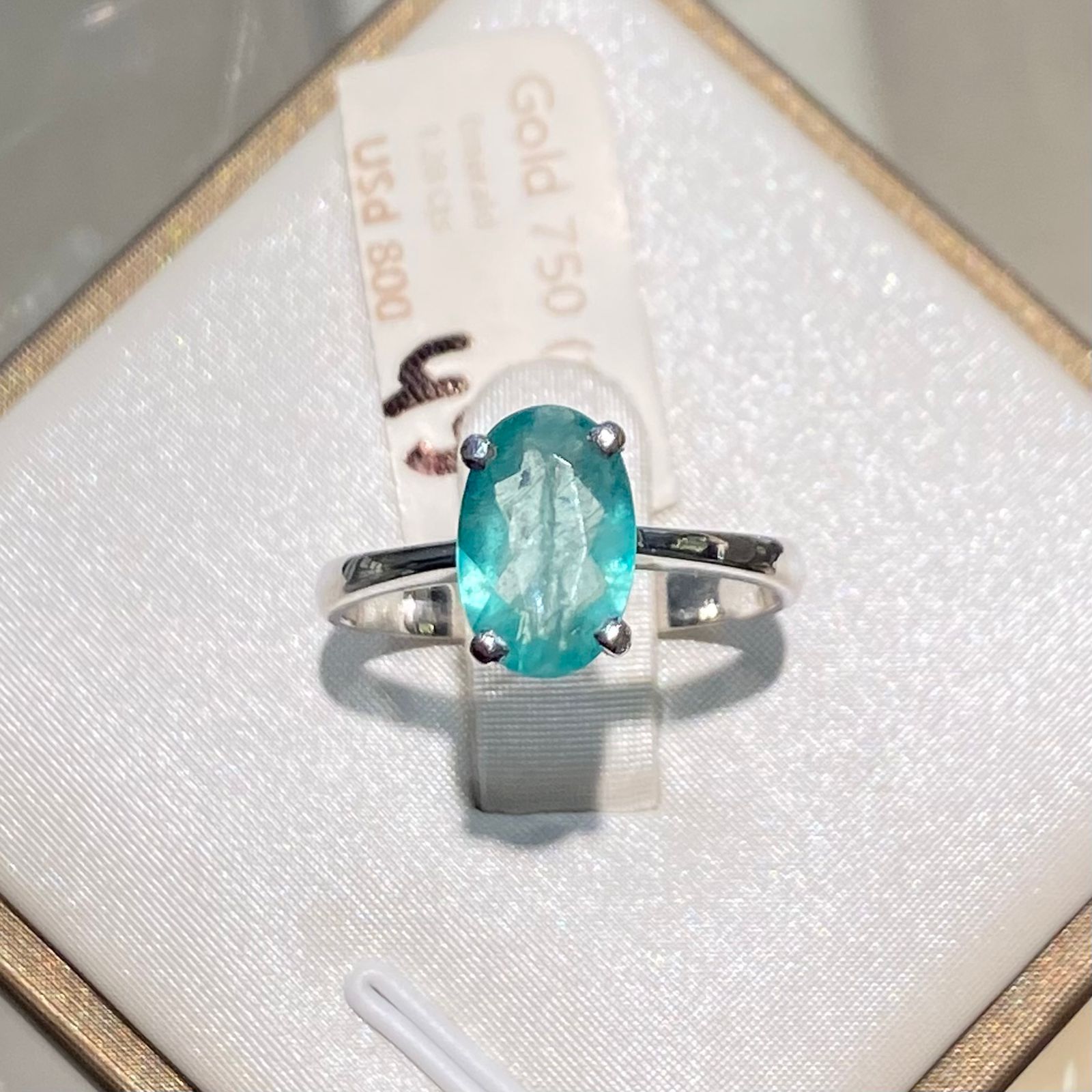 Anillo Solitario de Oro Blanco 18K con Esmeralda Natural Oval