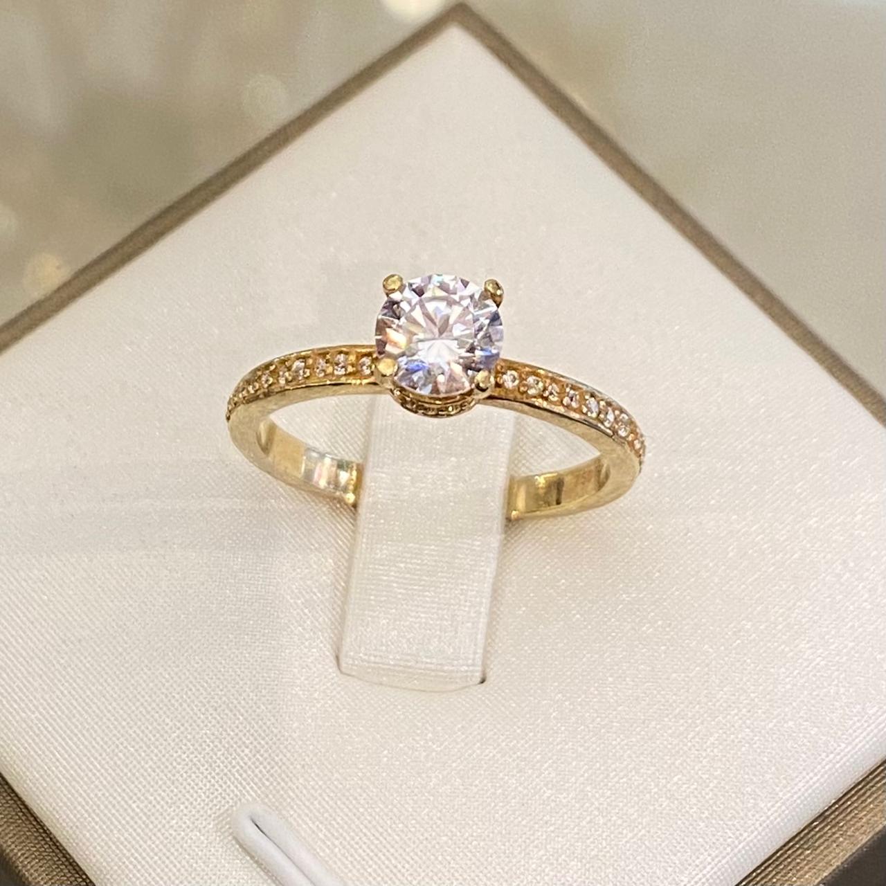 Anillo de Compromiso con Hidden Halo y Pavé Lateral en Oro 18K