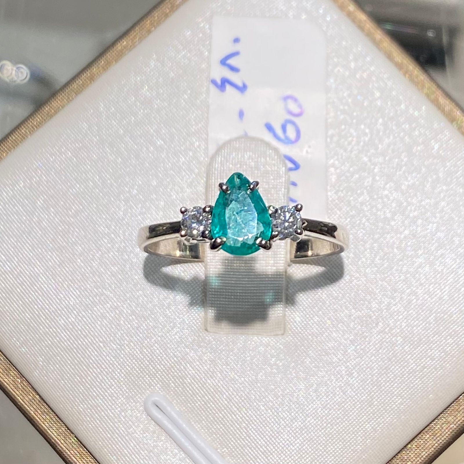 Anillo de Oro Blanco 18K con Esmeralda Natural en Corte Pera y Diamantes