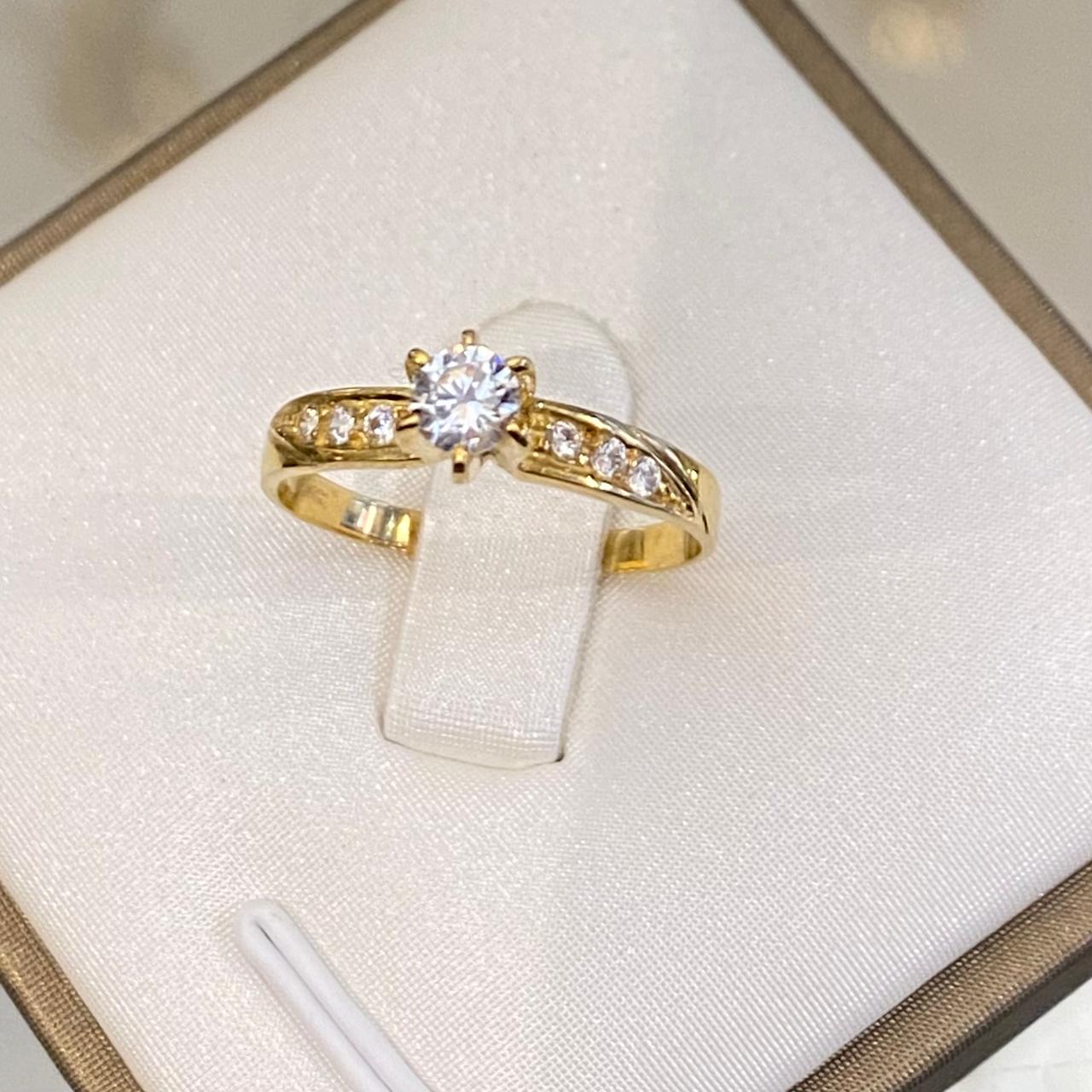 Anillo de Compromiso con Circones Laterales en Oro 18K