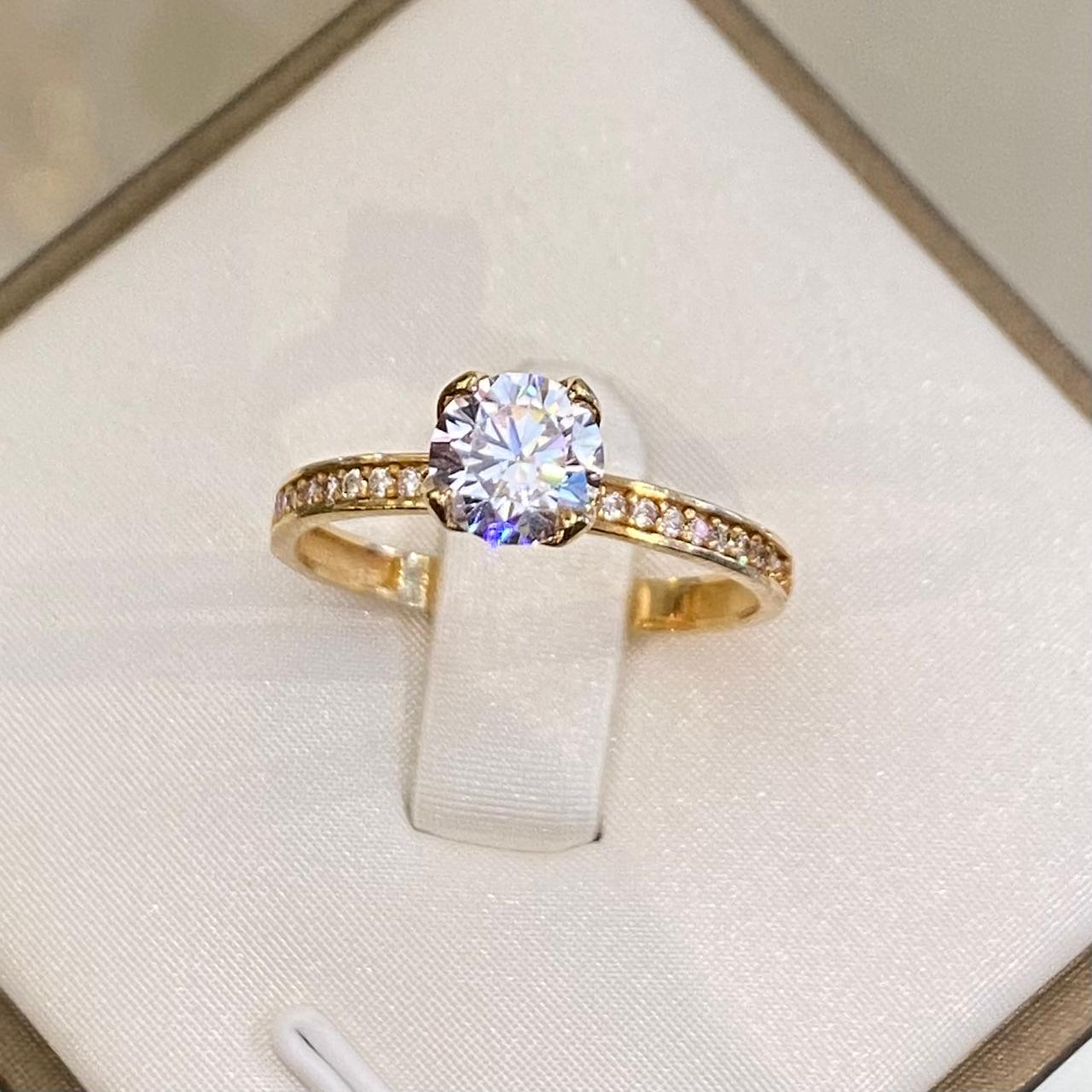 Anillo de Compromiso con Pavé Lateral en Oro 18K