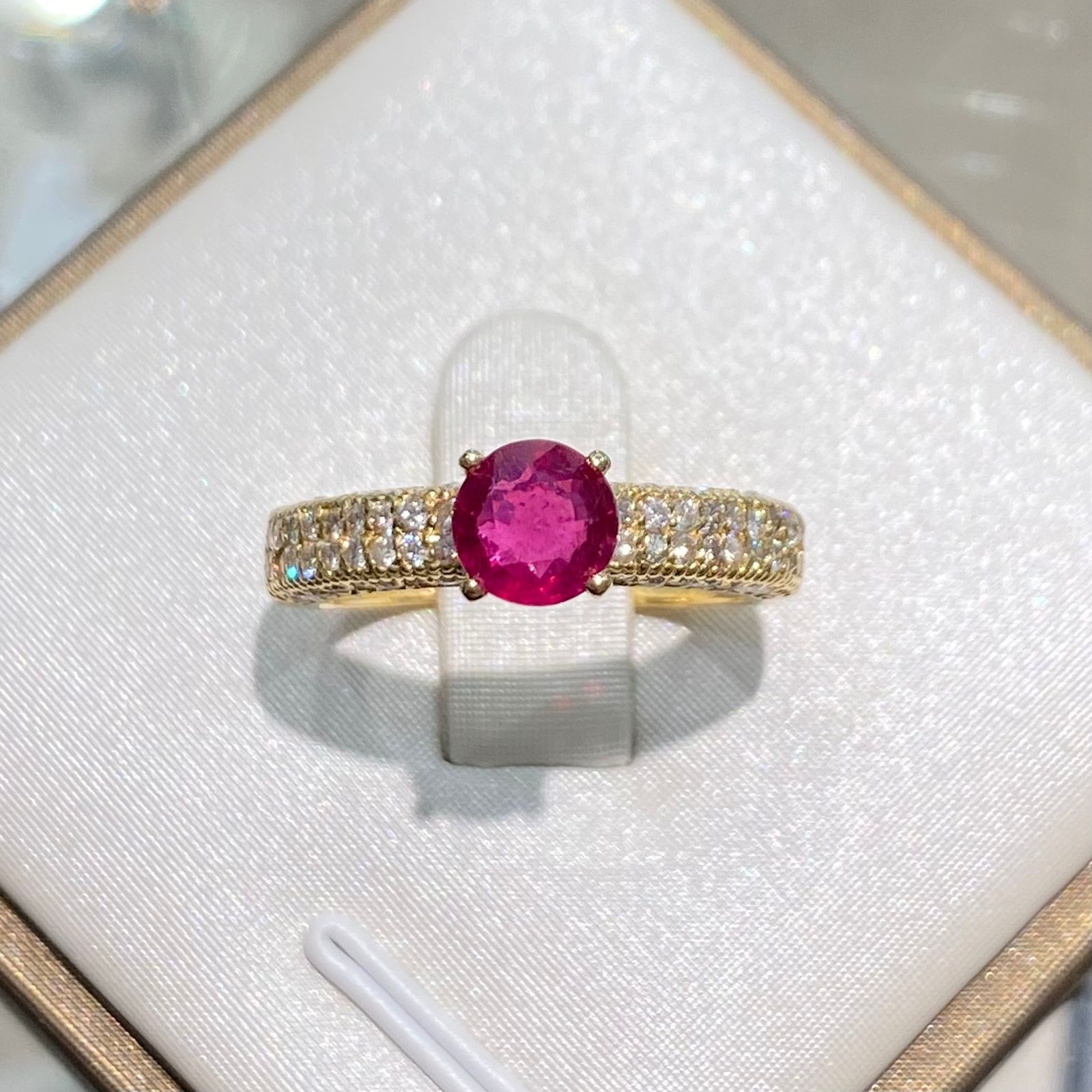 Anillo de Oro Amarillo 18K con Rubí Natural y Diamantes