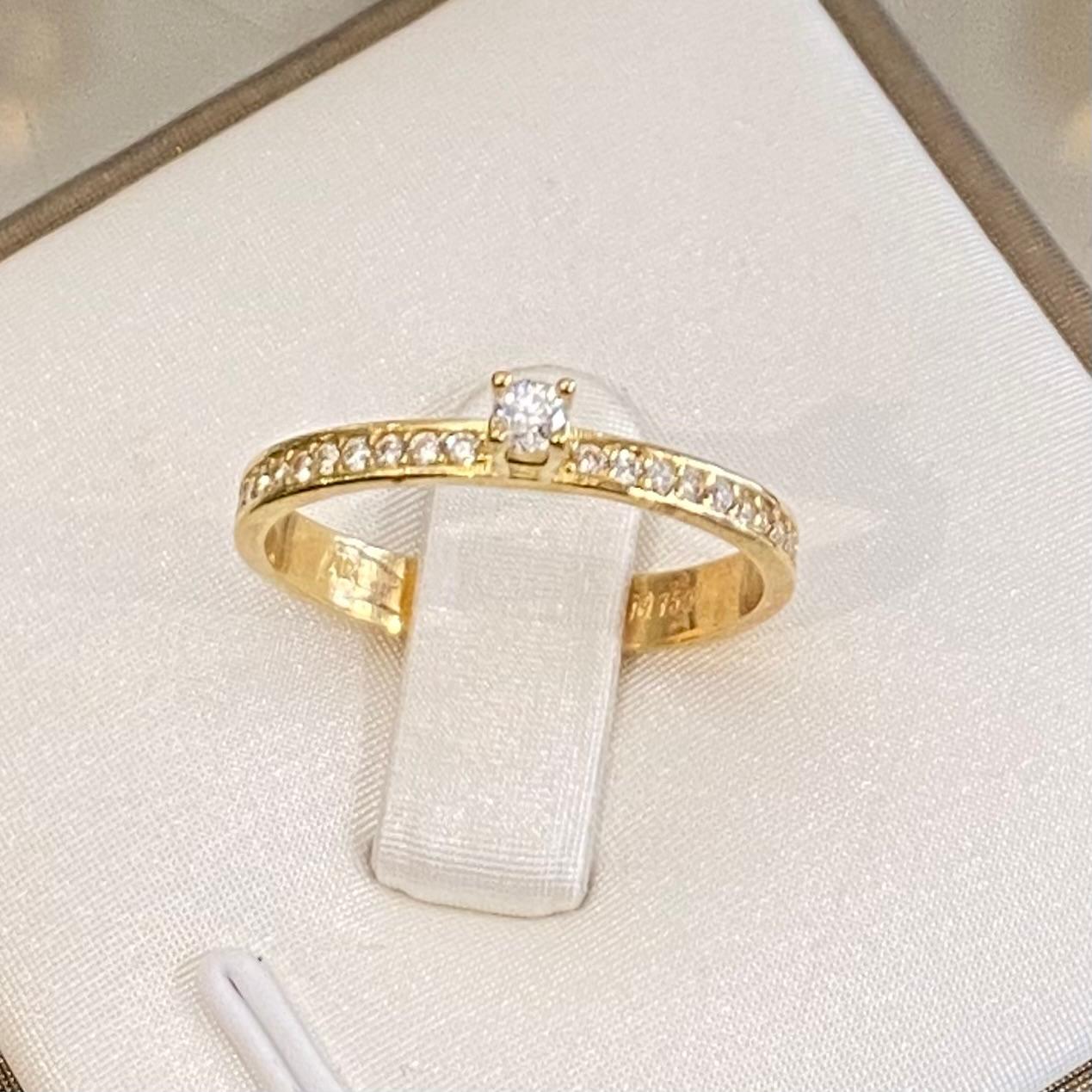 Anillo de Compromiso con Pavé Integral en Oro 18K