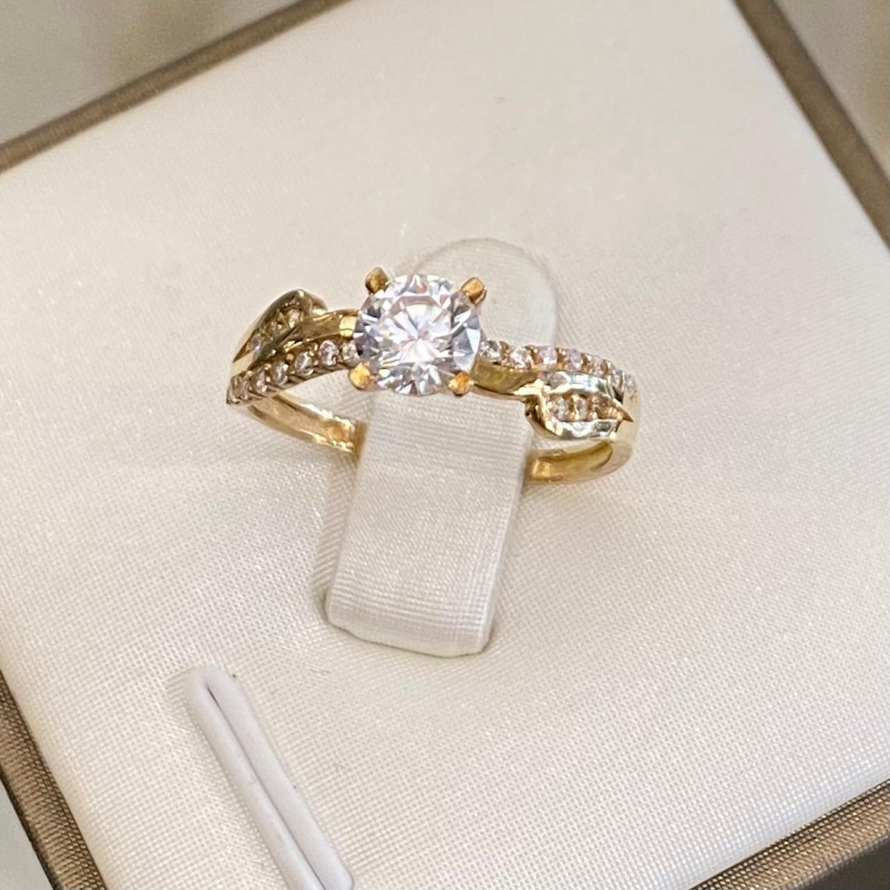 Anillo de Compromiso Entrelazado con Pavé en Oro 18K
