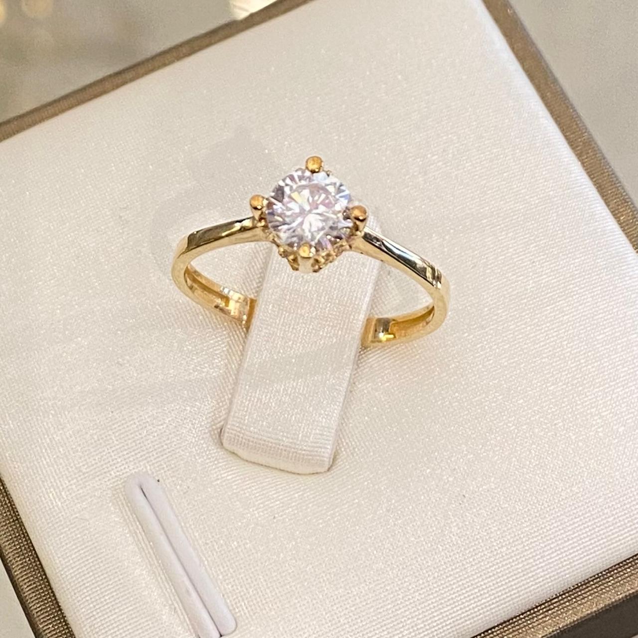 Anillo de Compromiso Solitario Clásico en Oro 18K