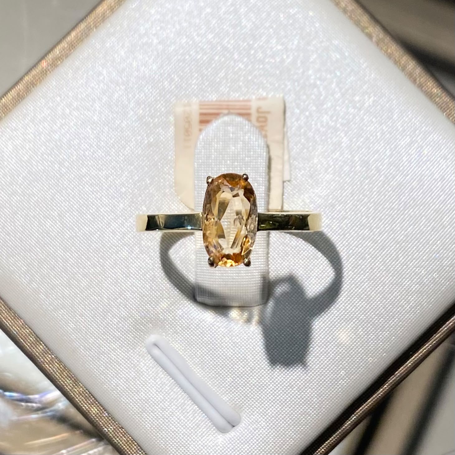 La calidez del topacio imperial se convierte en protagonista de un diseño clásico y elegante.