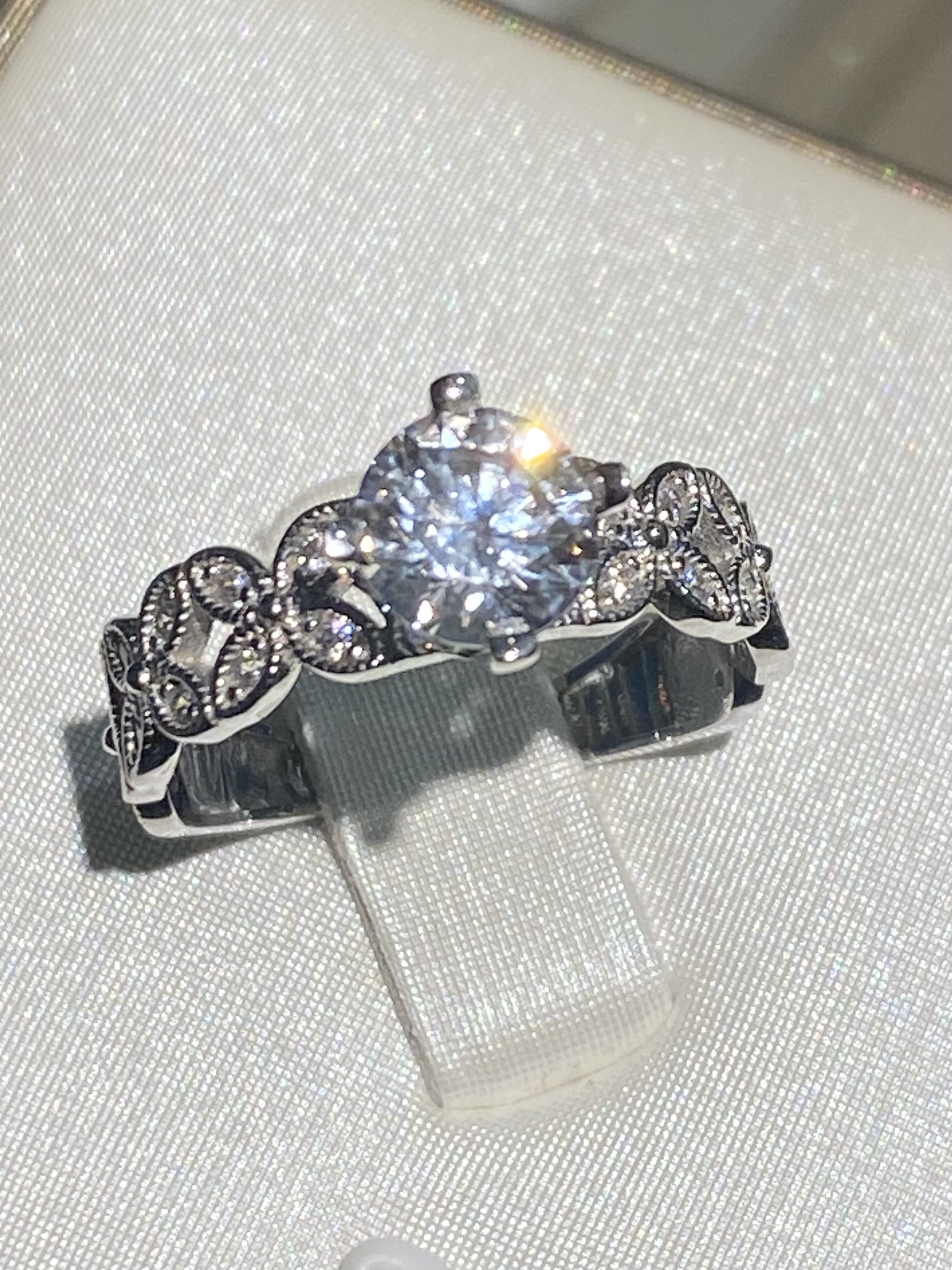 Anillo de compromiso de oro blanco 18k
