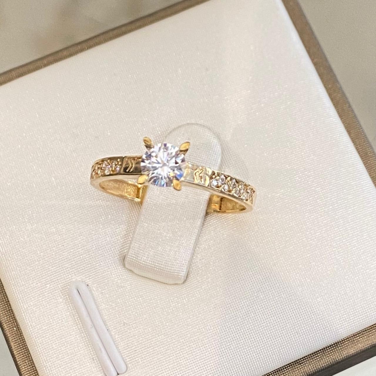 Anillo de Compromiso Clásico en Oro 18K