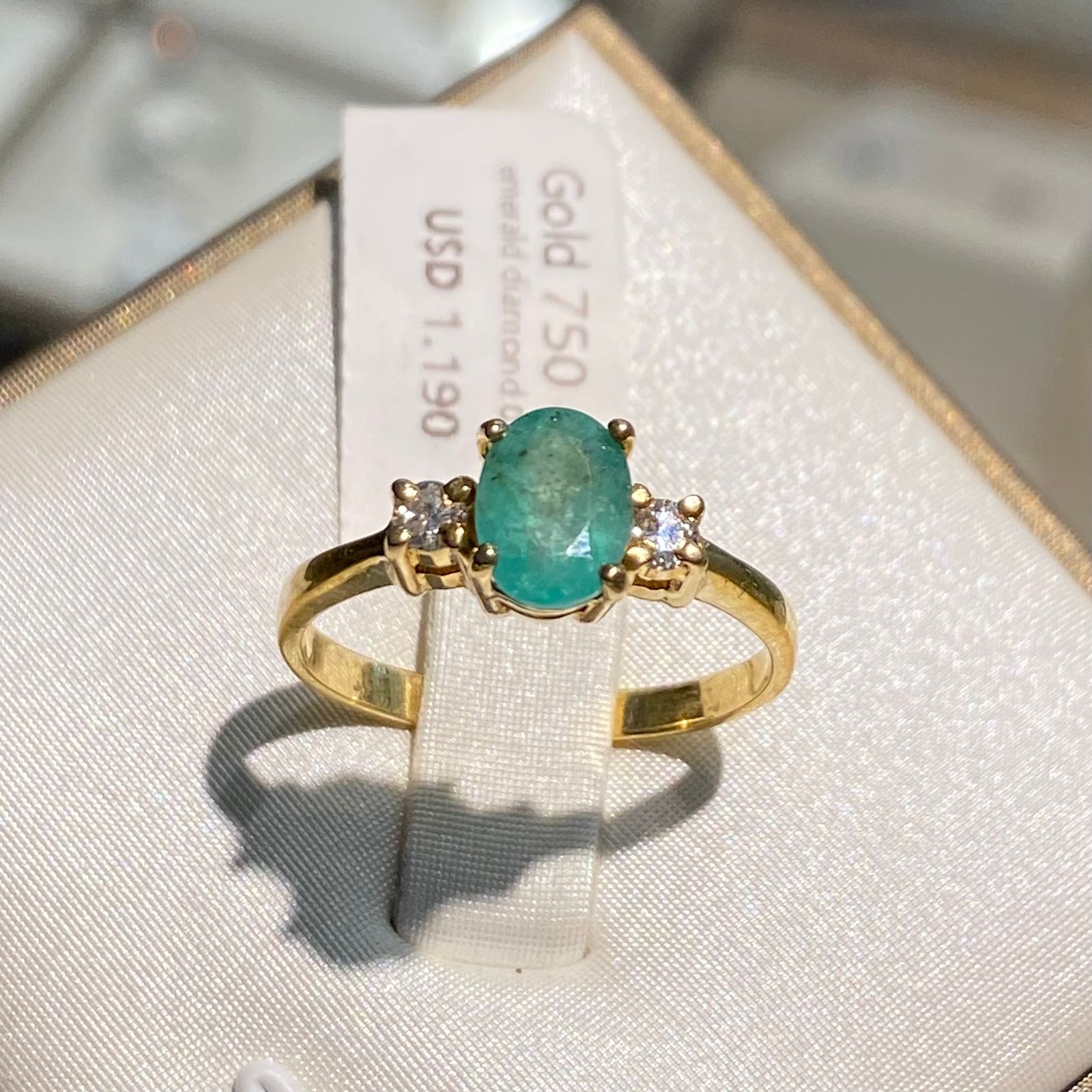 Anillo de Oro Amarillo 18K con Esmeralda Natural y Diamantes