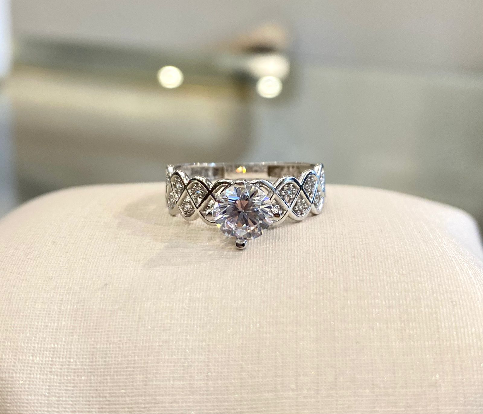 Anillo de compromiso de oro blanco 18k