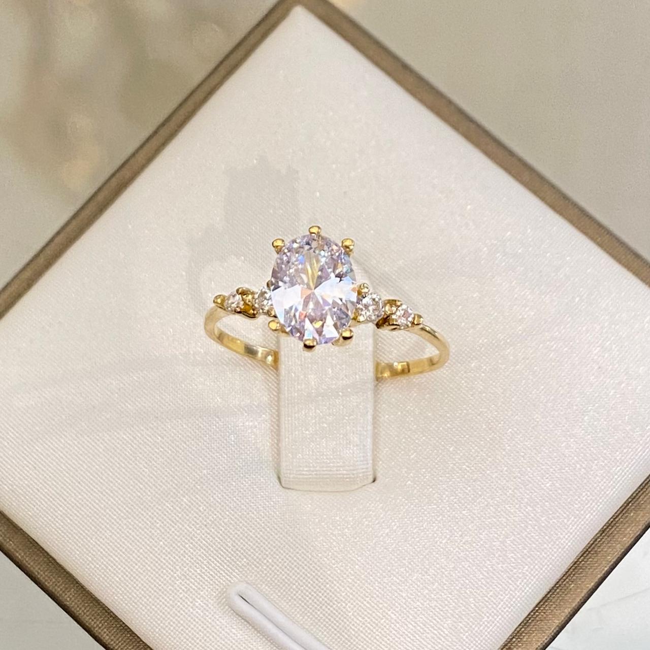 Anillo de Compromiso Oval en Oro 18K