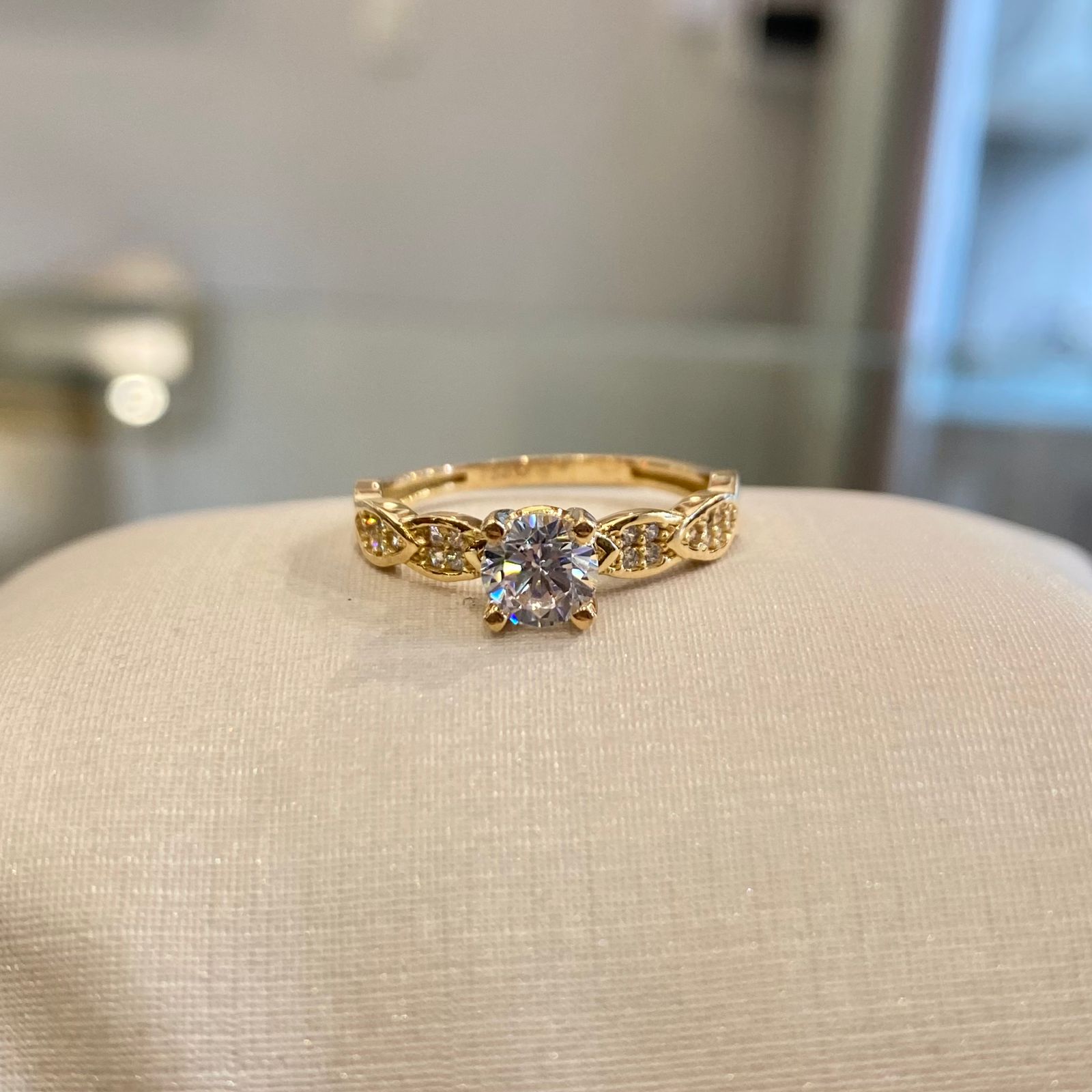 Anillo de Compromiso Halo Hojas – Oro Rose 18K con CZ