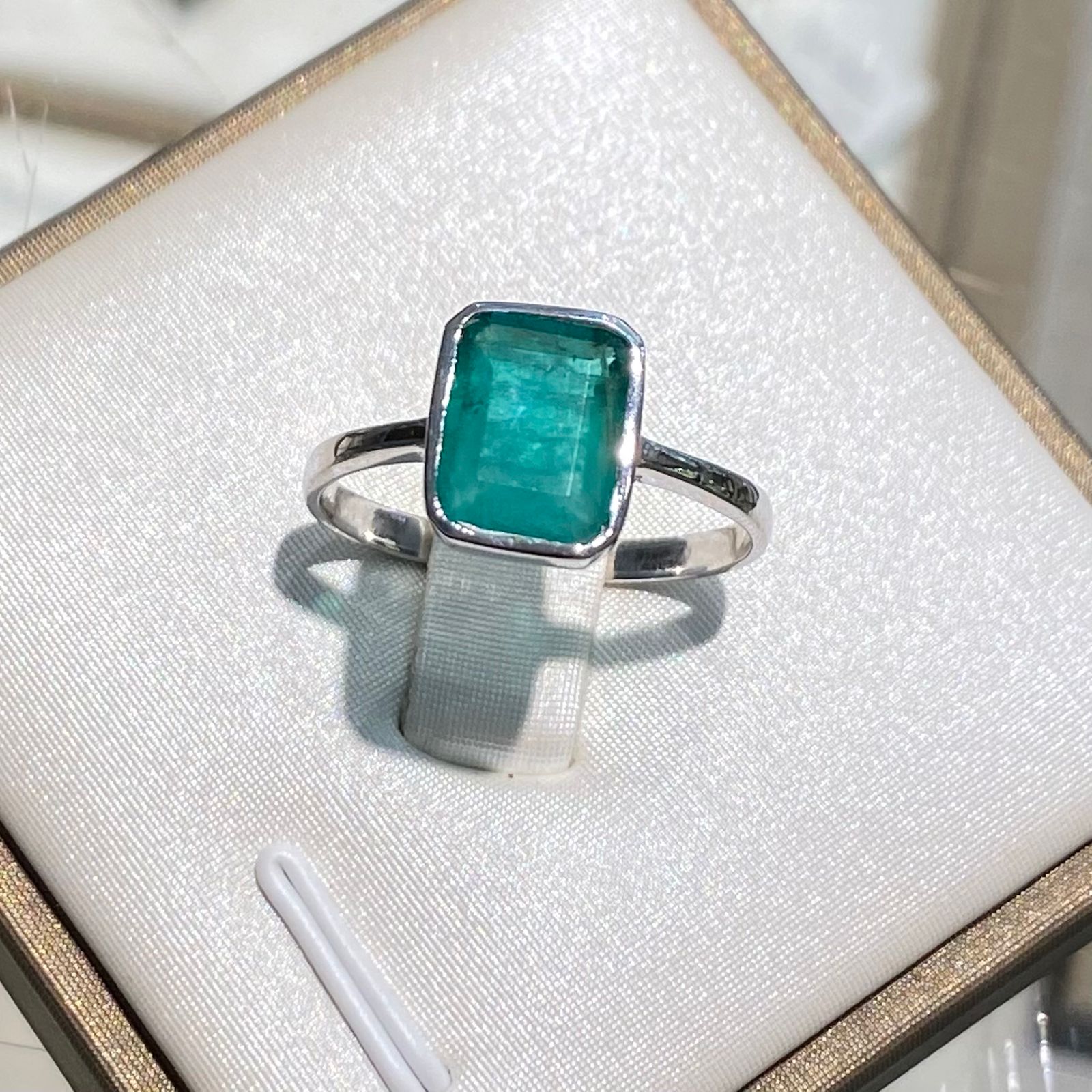Anillo de Oro Blanco 18K con Esmeralda Natural Sin Tratamiento
