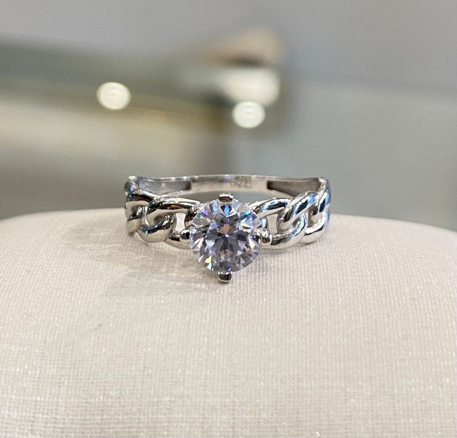 Anillo de compromiso de oro blanco 18k