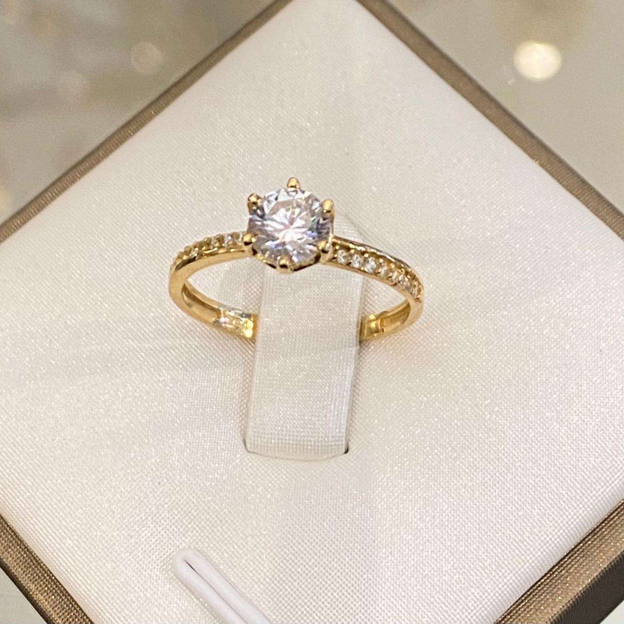 Anillo de Compromiso con Pavé Lateral en Oro 18K