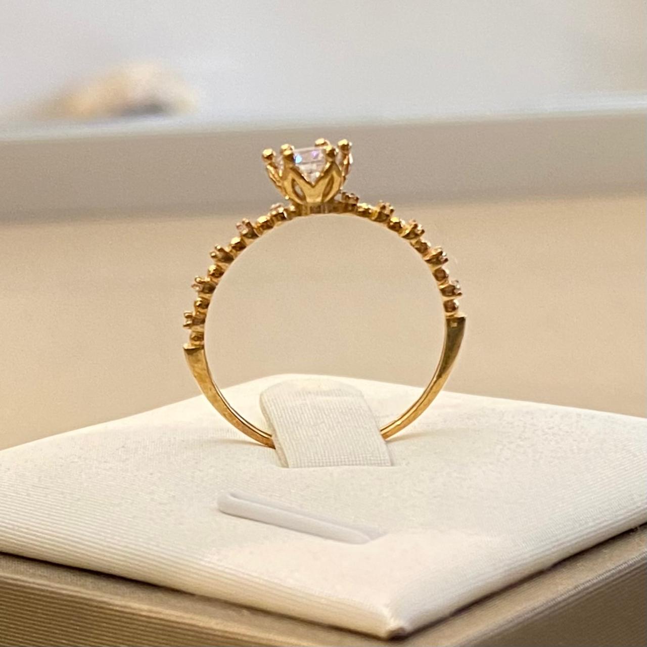 Anillo de Compromiso Clásico Pavé en Oro 18K — imagen 2