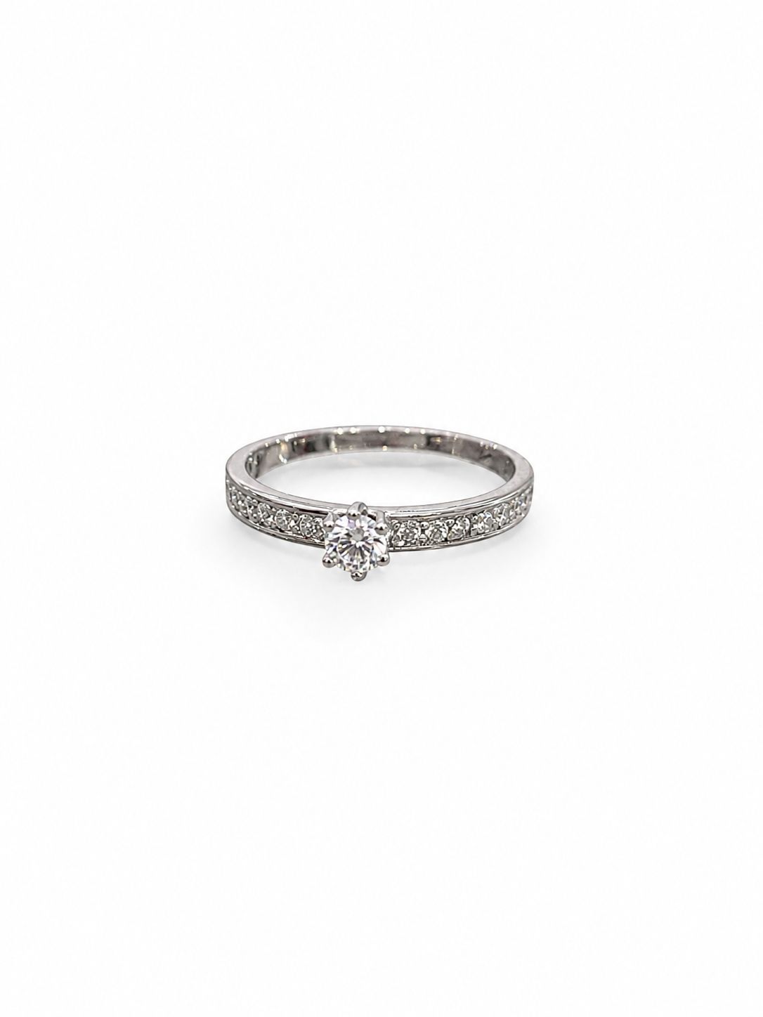 Anillo de compromiso con circonias en oro blanco 18k