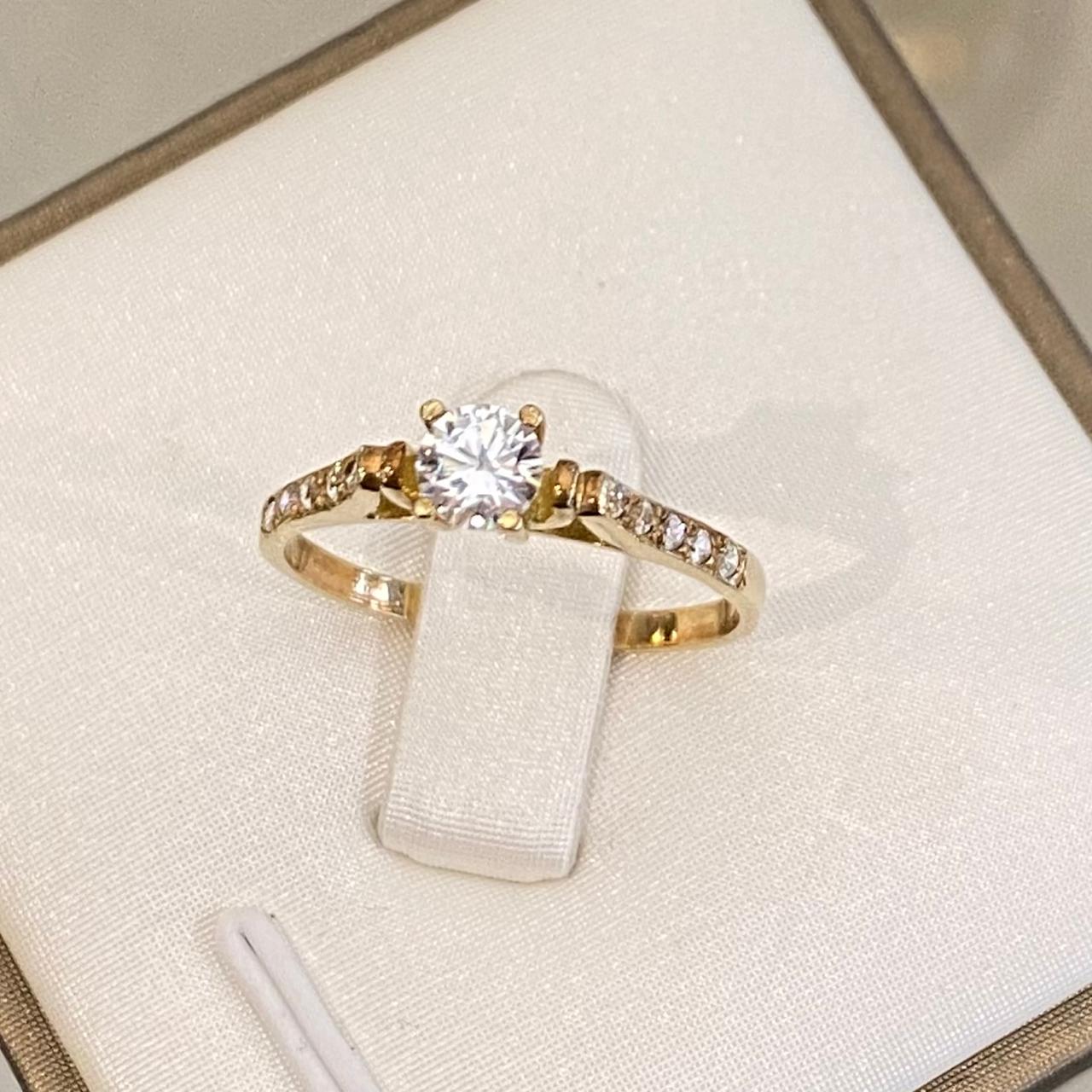 Anillo de Compromiso con Pavé Lateral en Oro 18K